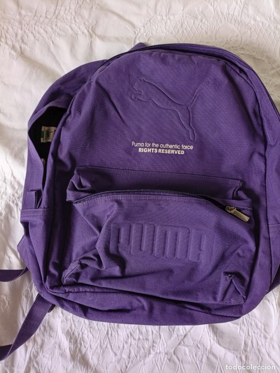 Segunda mano: Mochila Puma modelo Phase en color morado. Un dise&ntilde;o cl&aacute;sico y funcional. - Logo de Puma en relieve