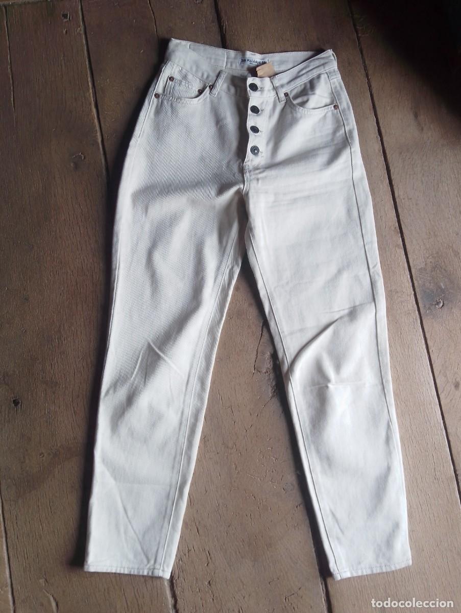 Segunda mano: Pantal&oacute;n cintura alta. Pull & Bear. Estilo Mom Fit. Talla 34. Color crudo.