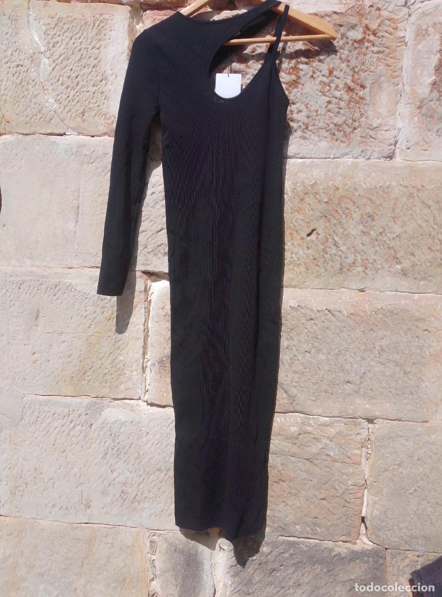 Segunda mano: Vestido negro largo ajustado asim&eacute;trico. Zara. Talla S. Nuevo con etiqueta