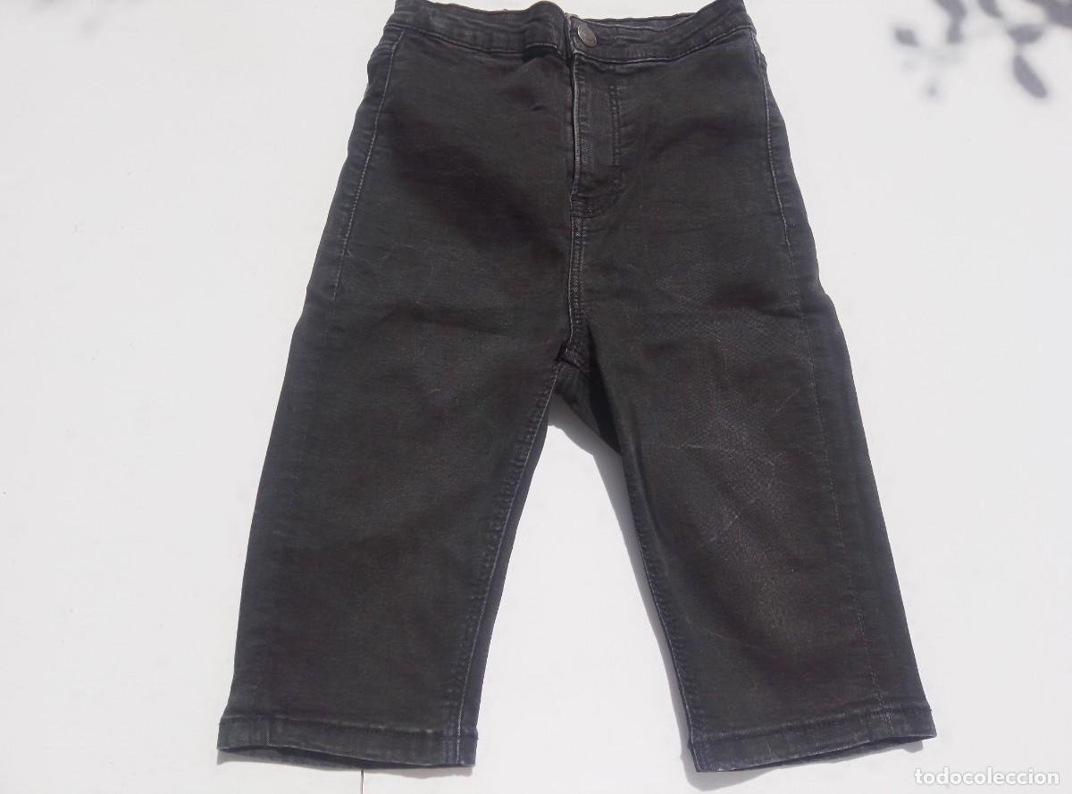 Segunda mano: Pantalones cortos capri pitillo. Stradivarius. Cintura alta. Talla 32