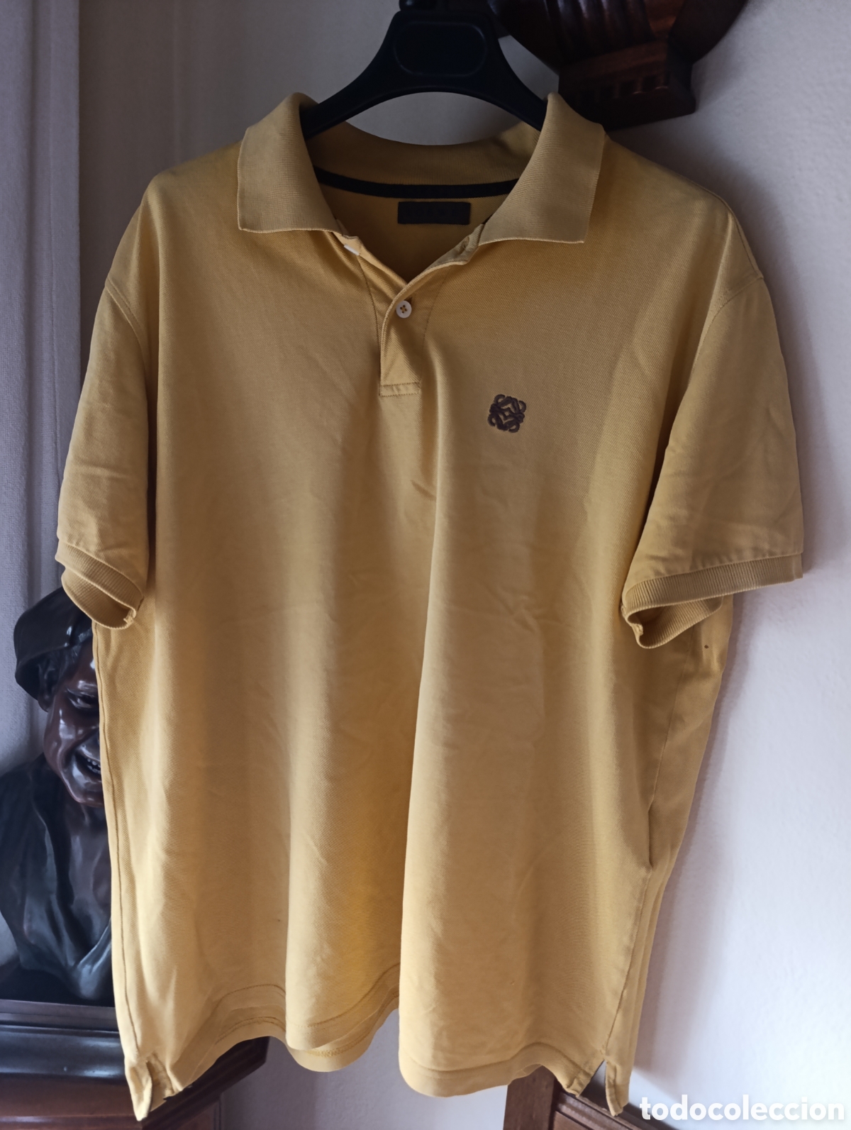 Segunda mano: POLO MARCA LOEWE COLOR MOSTAZA