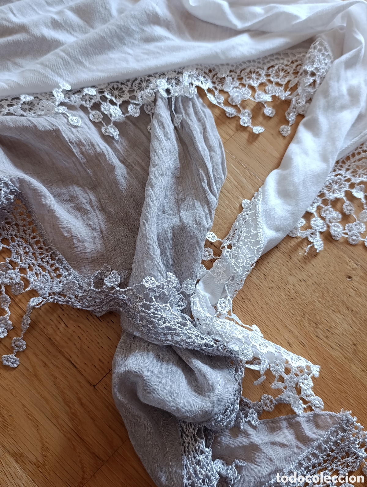 Segunda mano: Lote 2 pa&ntilde;uelos Blanco y gris - Foto 2