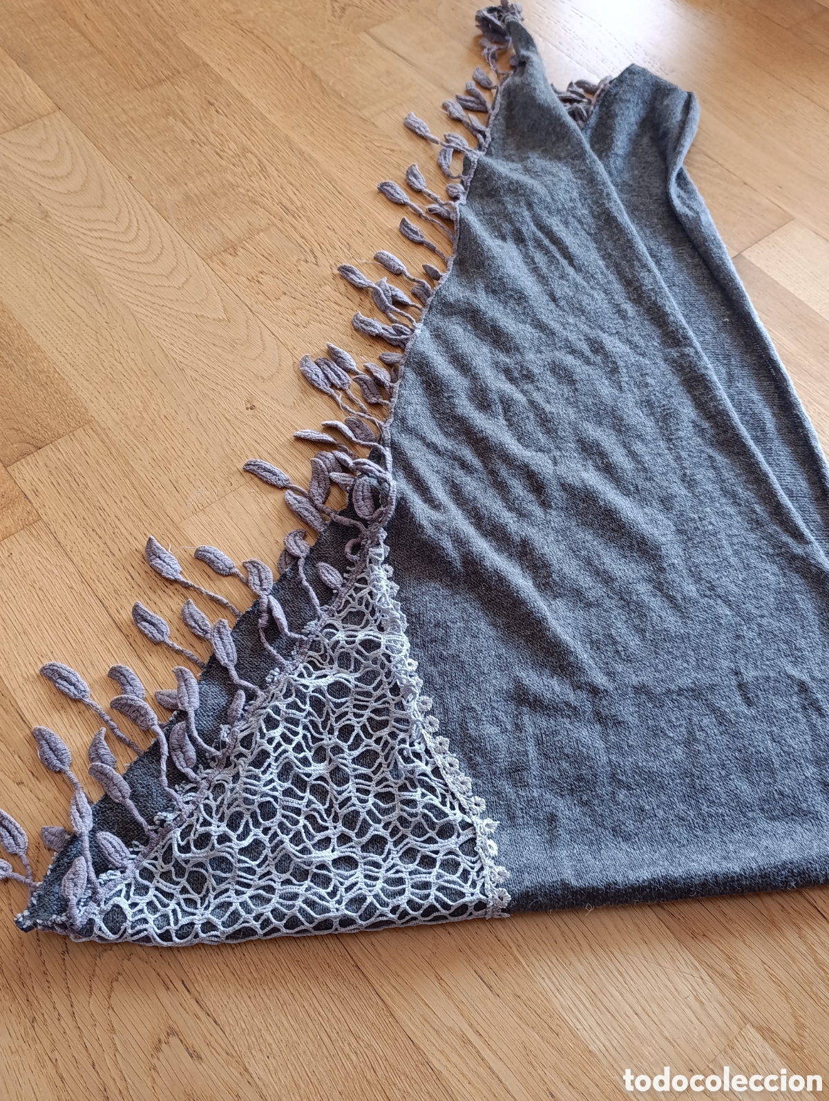 Segunda mano: Pa&ntilde;uelo gris de forma triangular - Foto 2