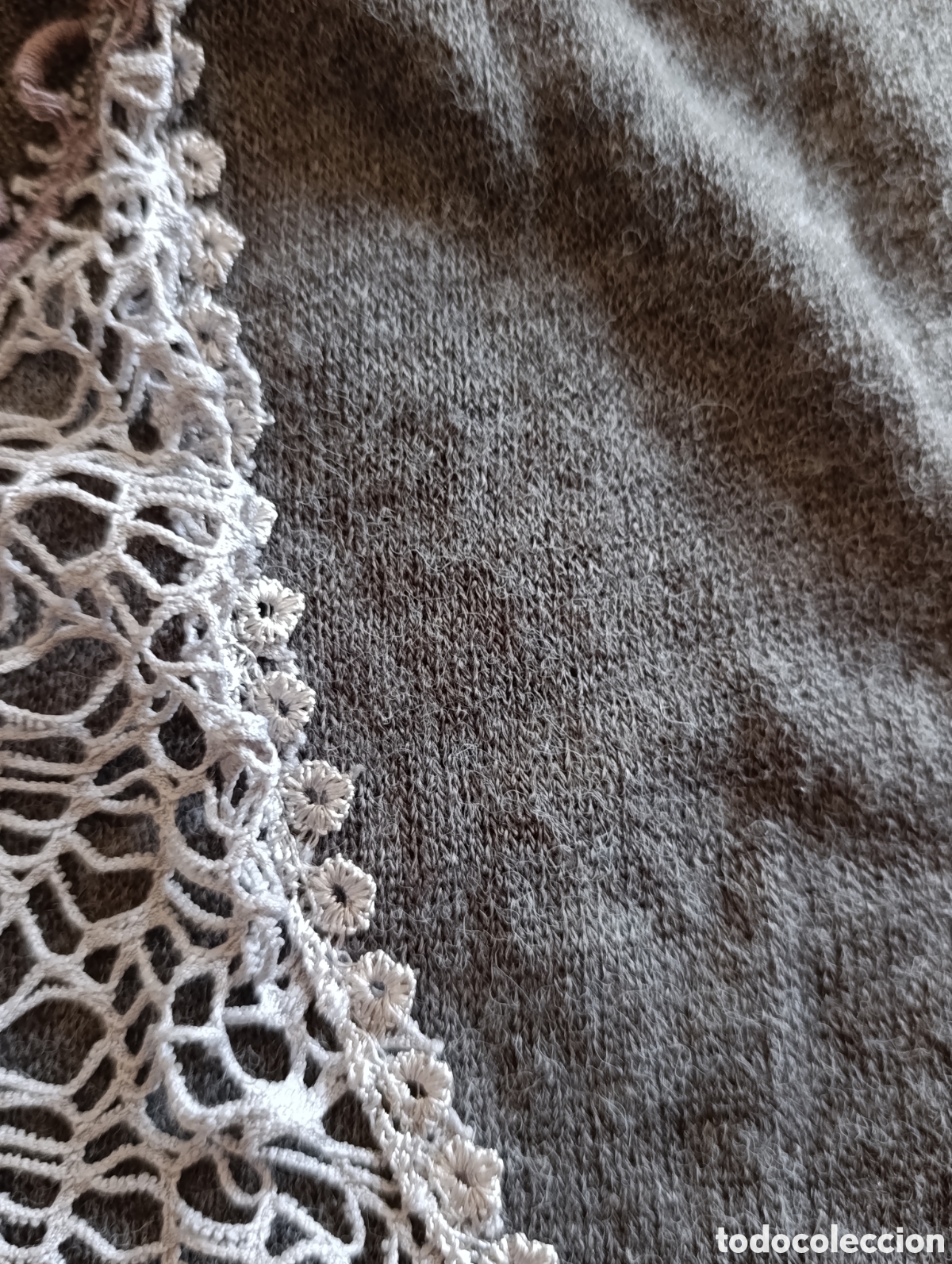 Segunda mano: Pa&ntilde;uelo gris de forma triangular - Foto 3