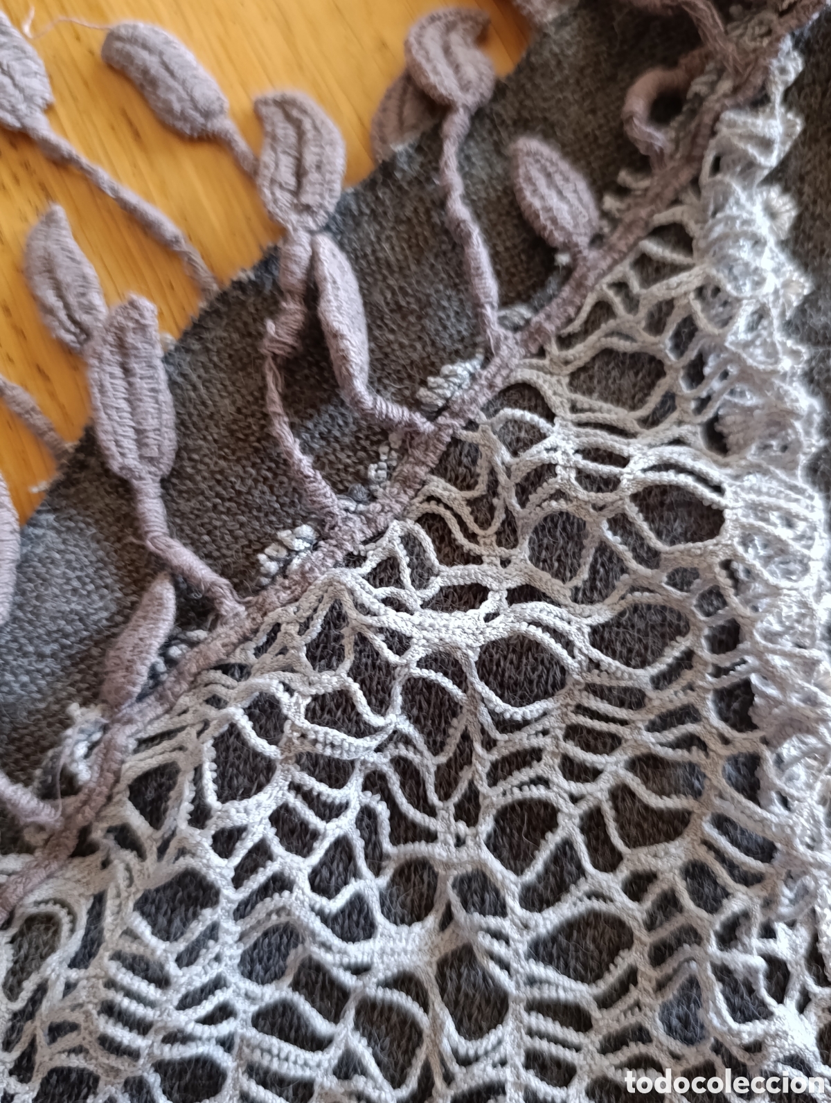 Segunda mano: Pa&ntilde;uelo gris de forma triangular - Foto 4