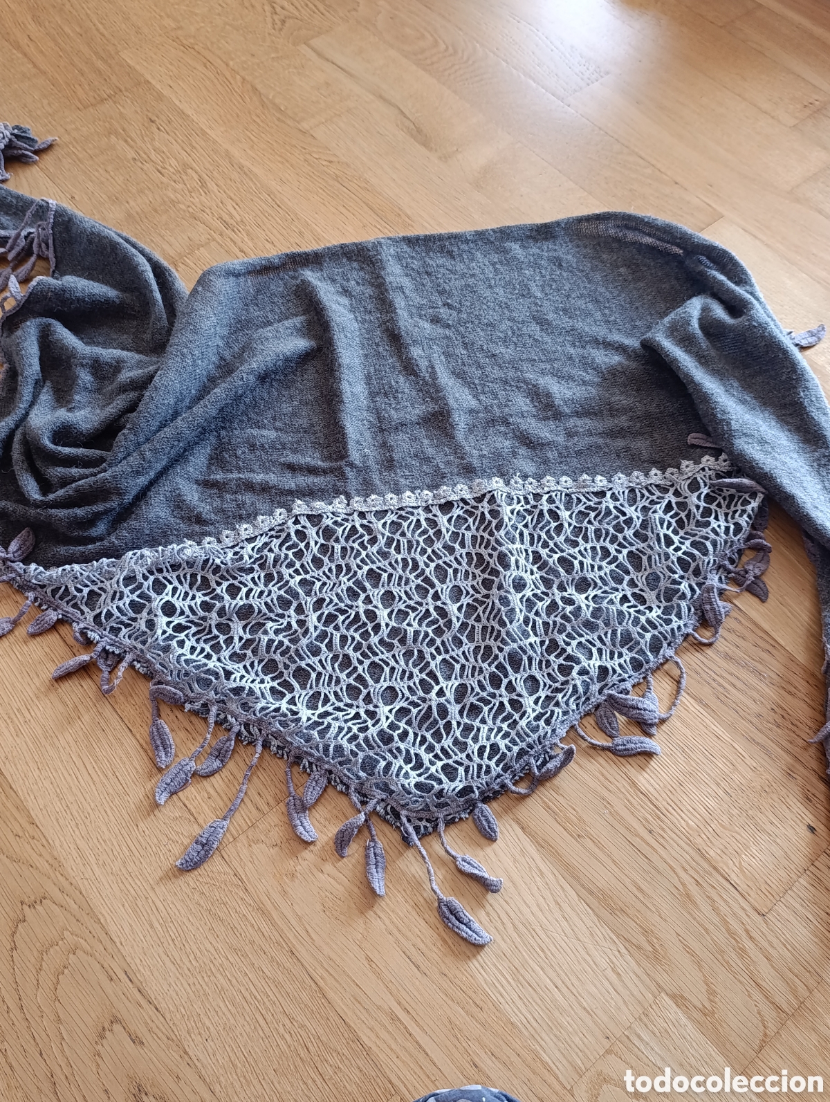 Segunda mano: Pa&ntilde;uelo gris de forma triangular