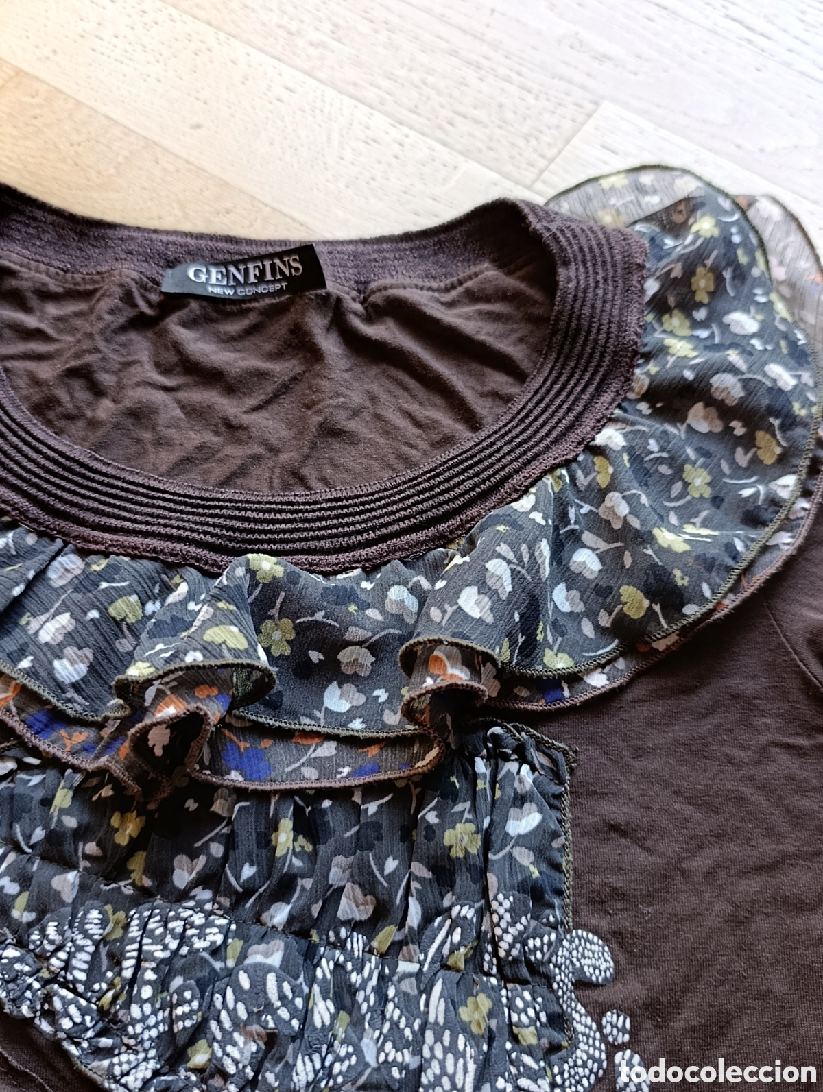 Segunda mano: Camiseta marron con detallets estampados - Foto 2