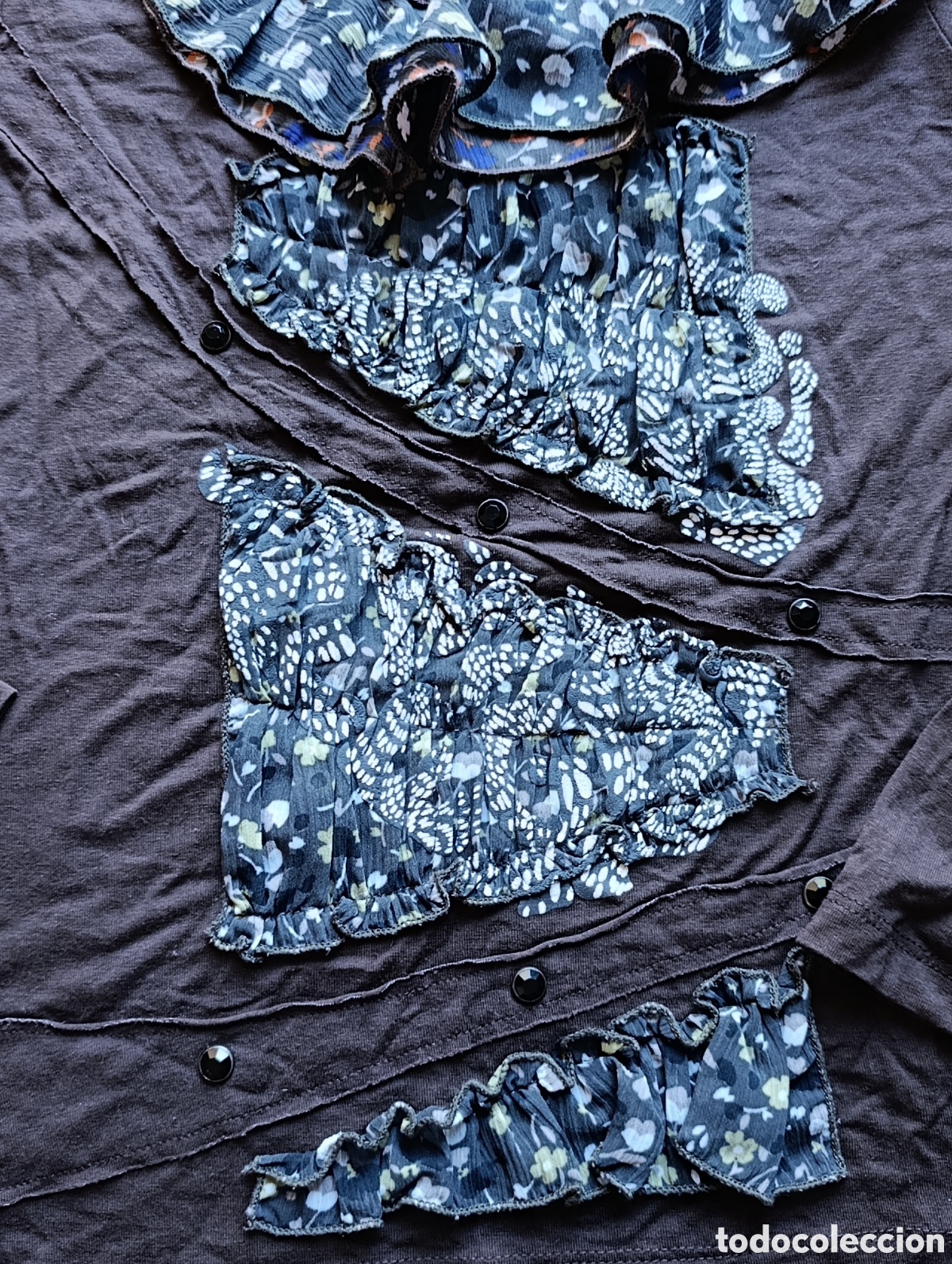 Segunda mano: Camiseta marron con detallets estampados - Foto 3
