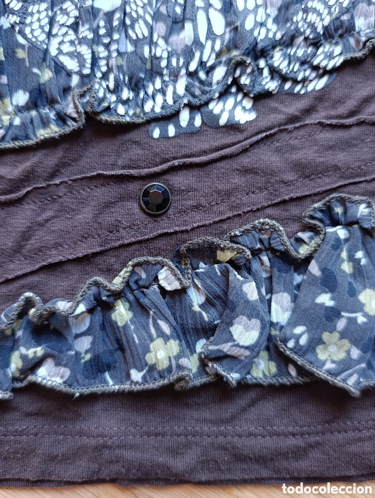 Segunda mano: Camiseta marron con detallets estampados - Foto 4