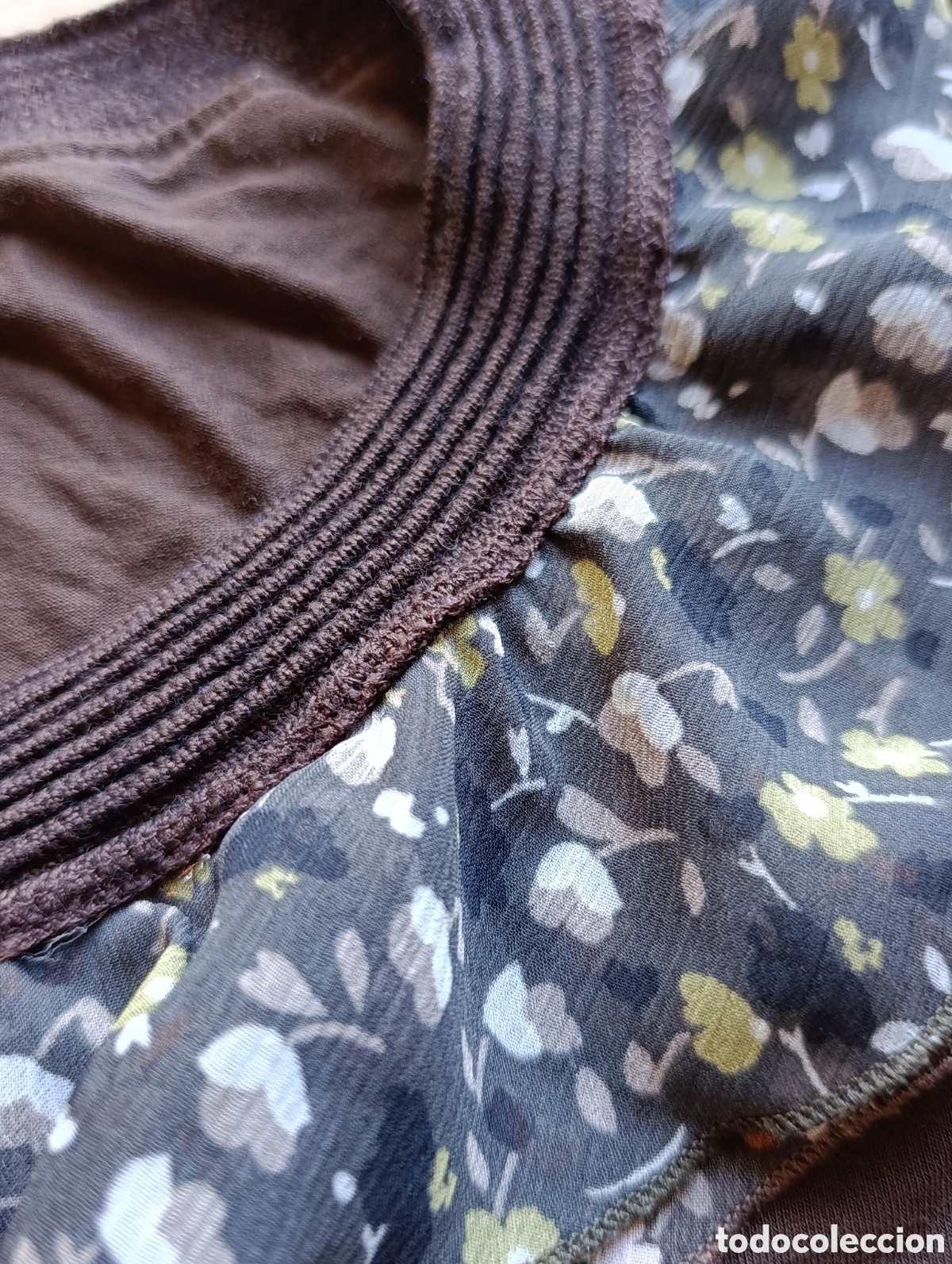 Segunda mano: Camiseta marron con detallets estampados - Foto 6