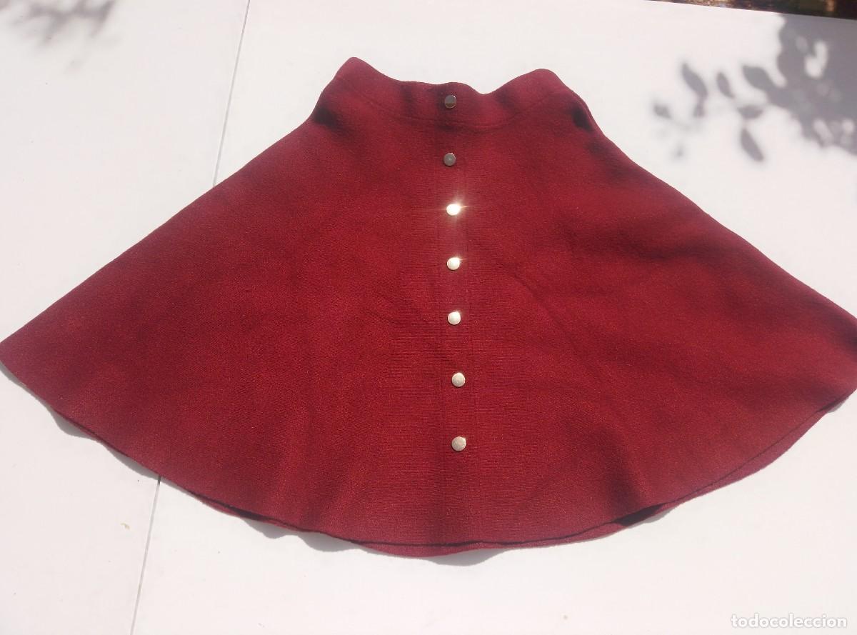 Segunda mano: Falda acampanada color burdeos con botones. Invierno. Atmosphere. Talla S