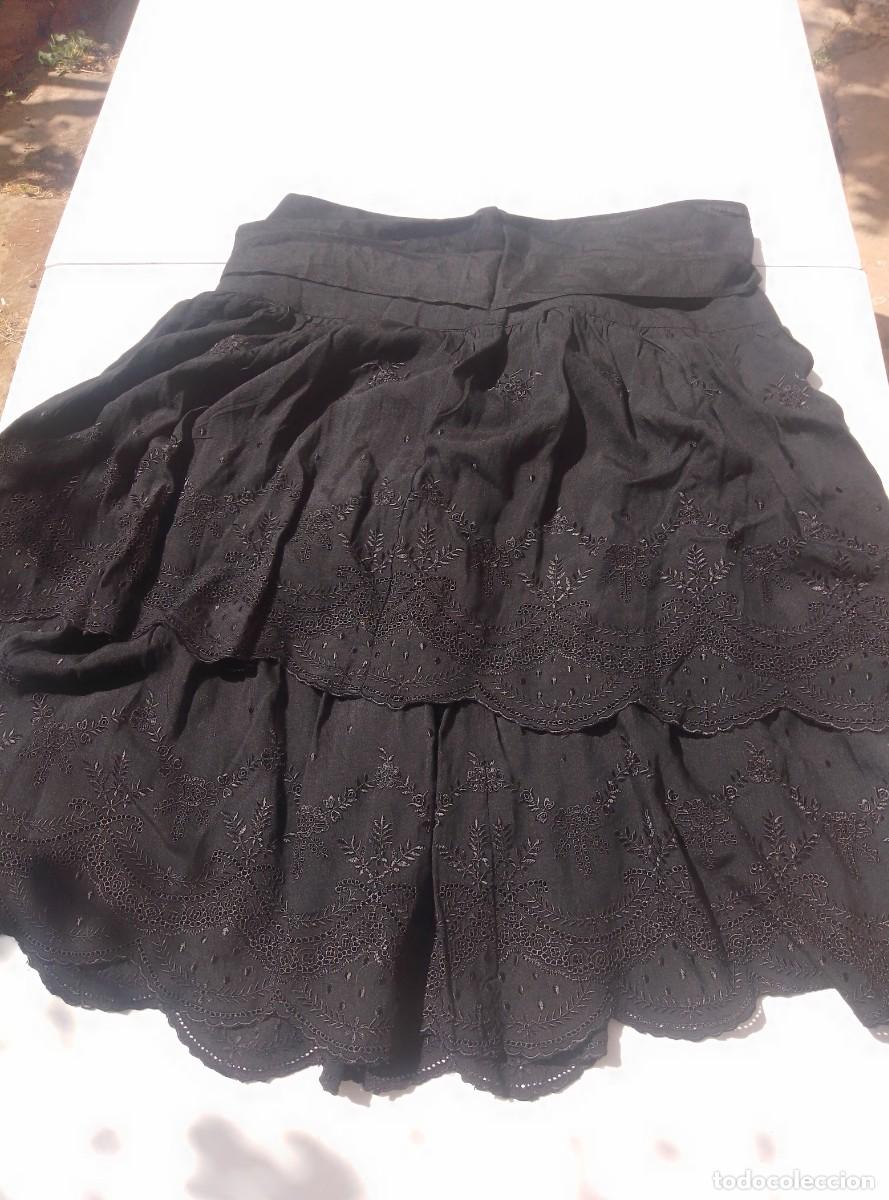 Segunda mano: Falda negra con volantes y bordados. Zara woman. Talla M