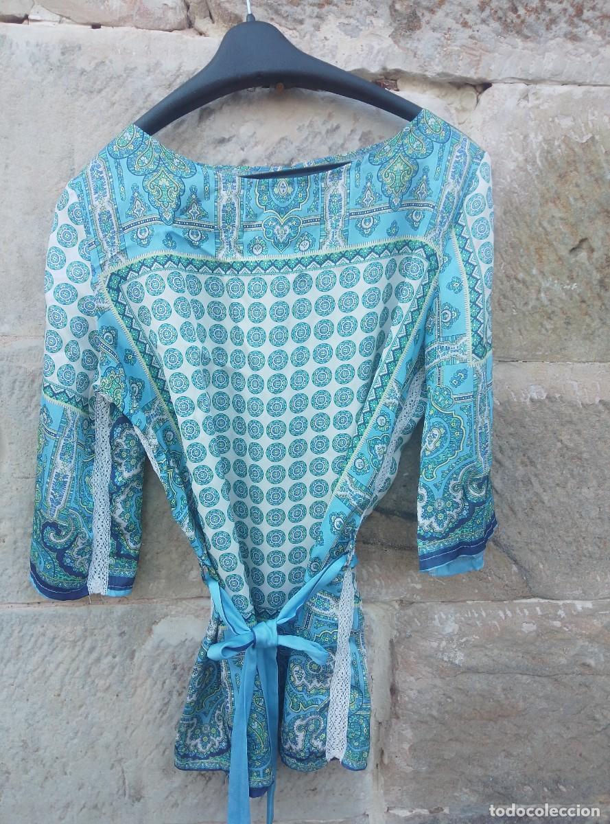 Segunda mano: T&uacute;nica blus&oacute;n caft&aacute;n estampado, detalle de cintur&oacute;n y encaje en los laterales. Kira. Talla XL