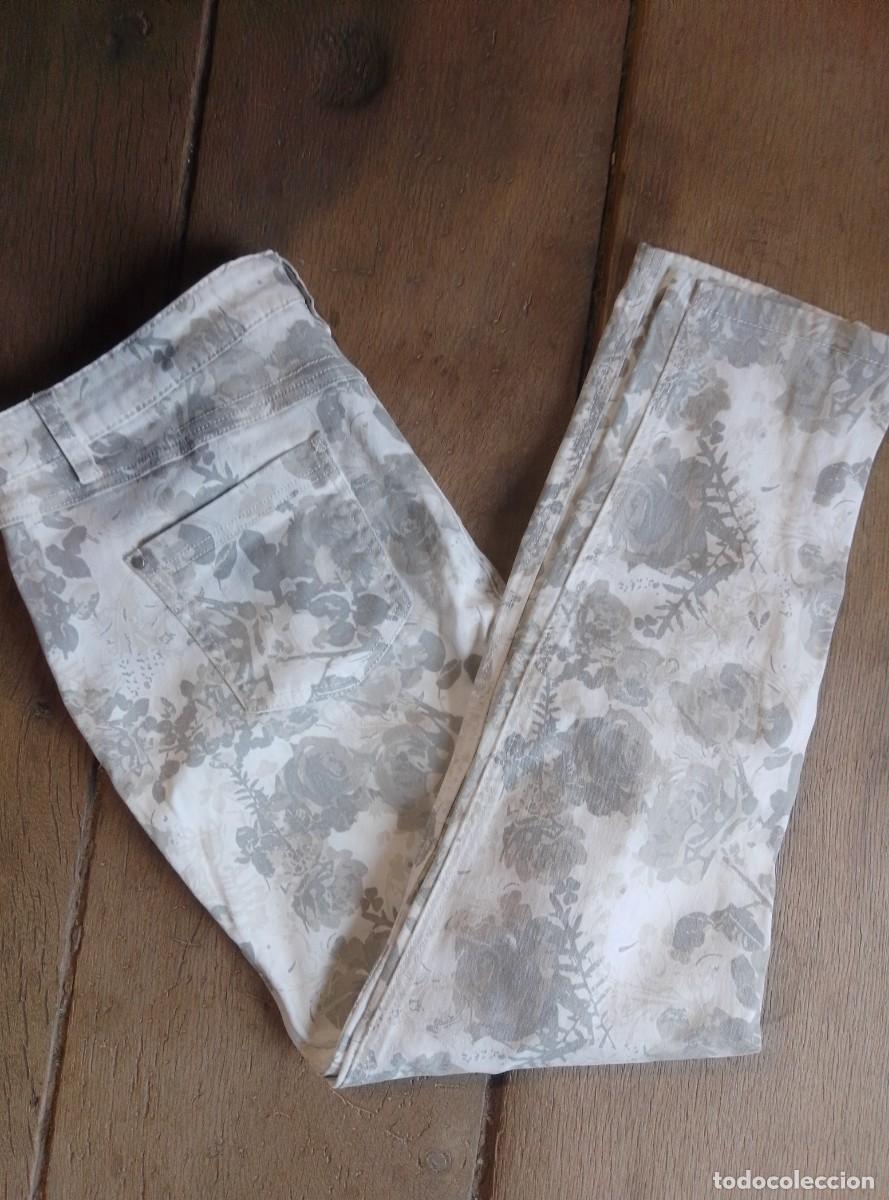 Segunda mano: Pantalones con estampado floral. T&uacute;. Talla 42