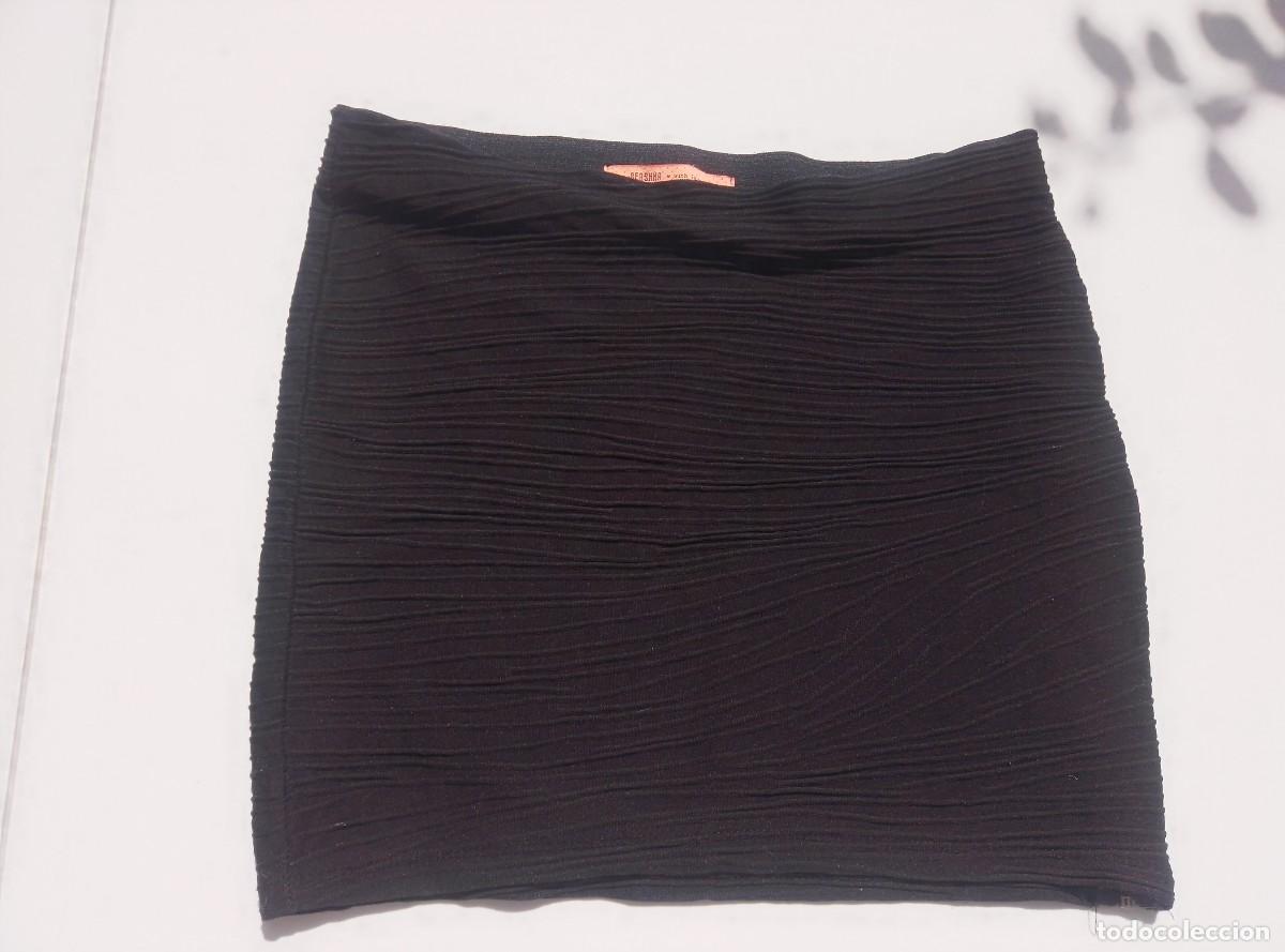 Segunda mano: Falda minifalda negra ajustada texturizada. Bershka. Talla S