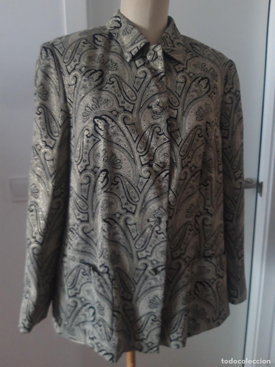 Segunda mano: Chaqueta en tejido de fantasia, talla 44.