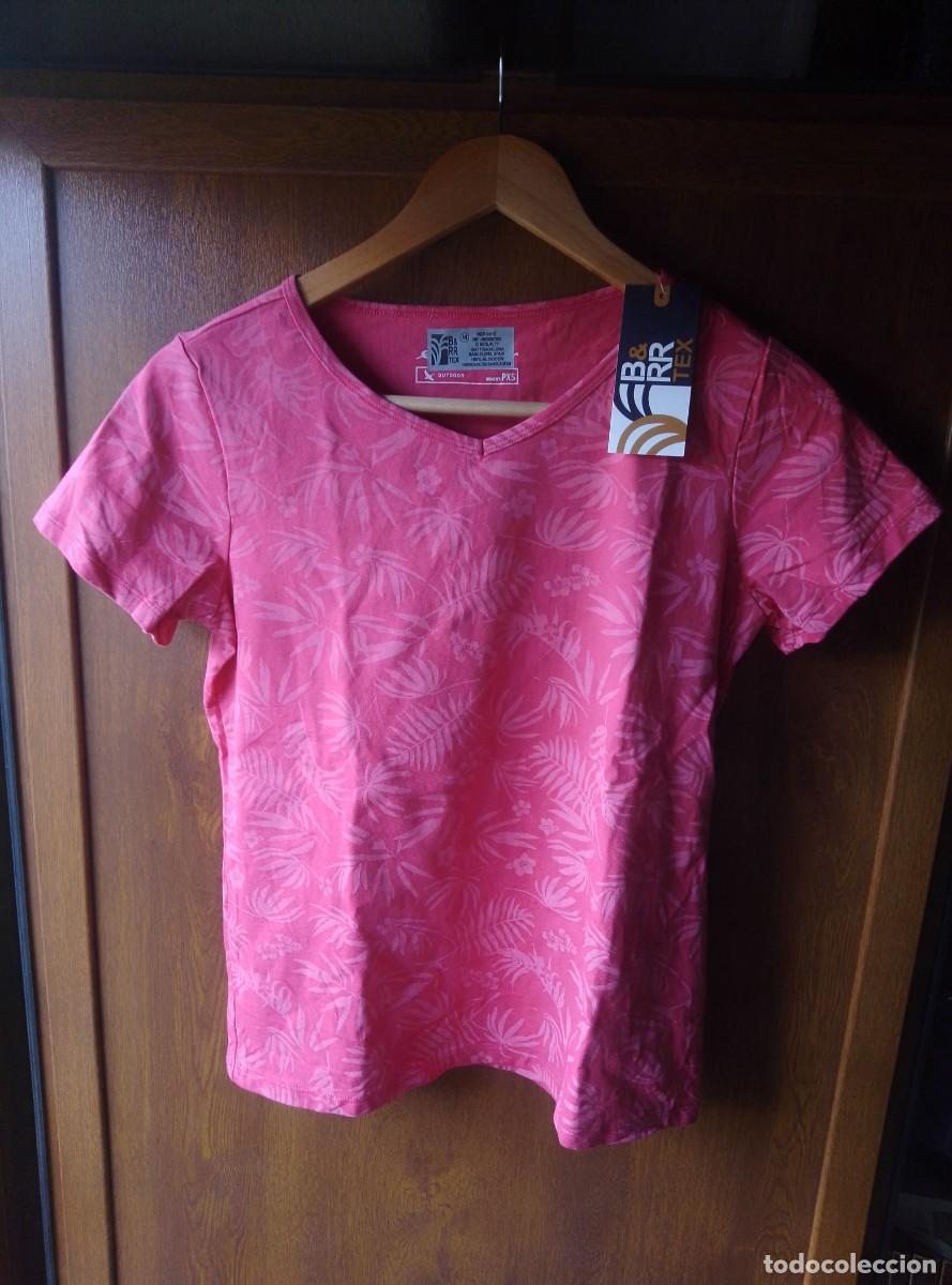 Segunda mano: Camiseta estampada rosa con hojas, manga corta. Cuello pico. B&RR Tex.Talla M. Nueva con etiqueta
