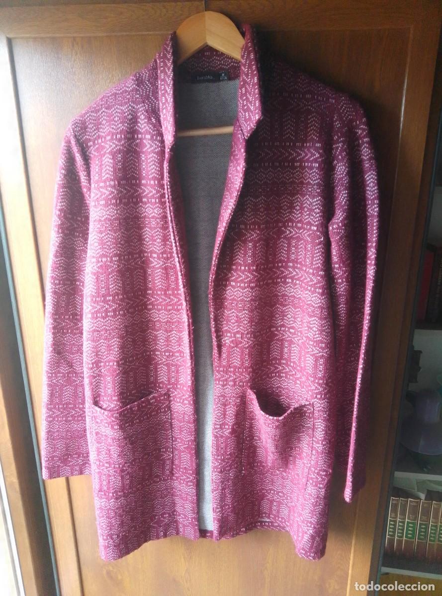 Segunda mano: C&aacute;rdigan, chaqueta abierta, blazer. Bershka . Talla M