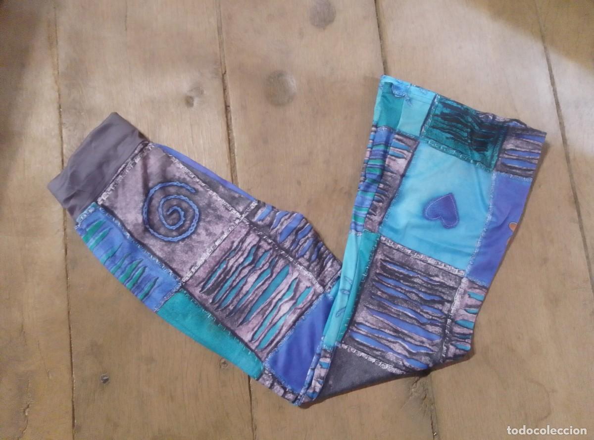 Segunda mano: Mallas pantalones acampanados leggins. Colorido estampado. Talla M