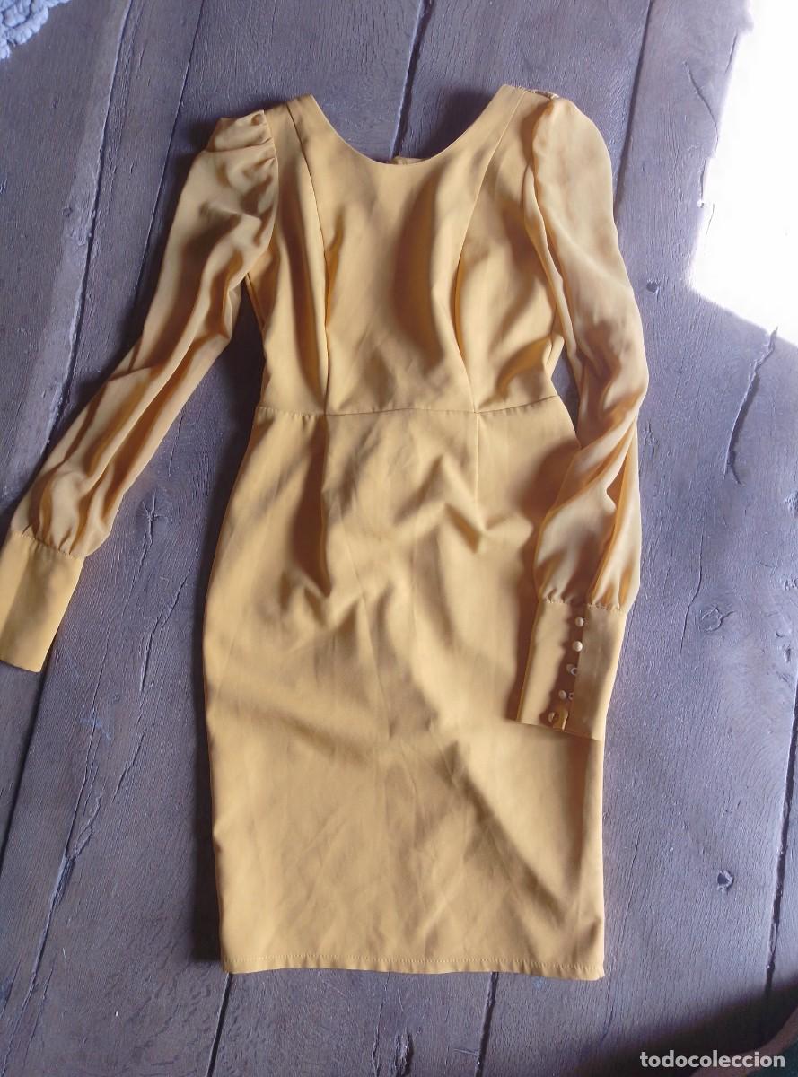 Segunda mano: Vestido eventos color mostaza. Talla L