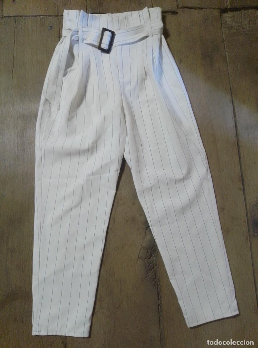 Segunda mano: Pantalones de pinzas con rayas diplom&aacute;tica. Talle alto. Bershka. Talla 36