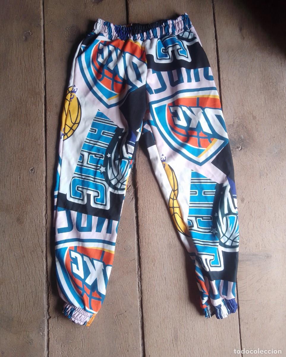 Segunda mano: Pantalones de ch&aacute;ndal coloridos. Motivos de basket, baloncesto. Talla S