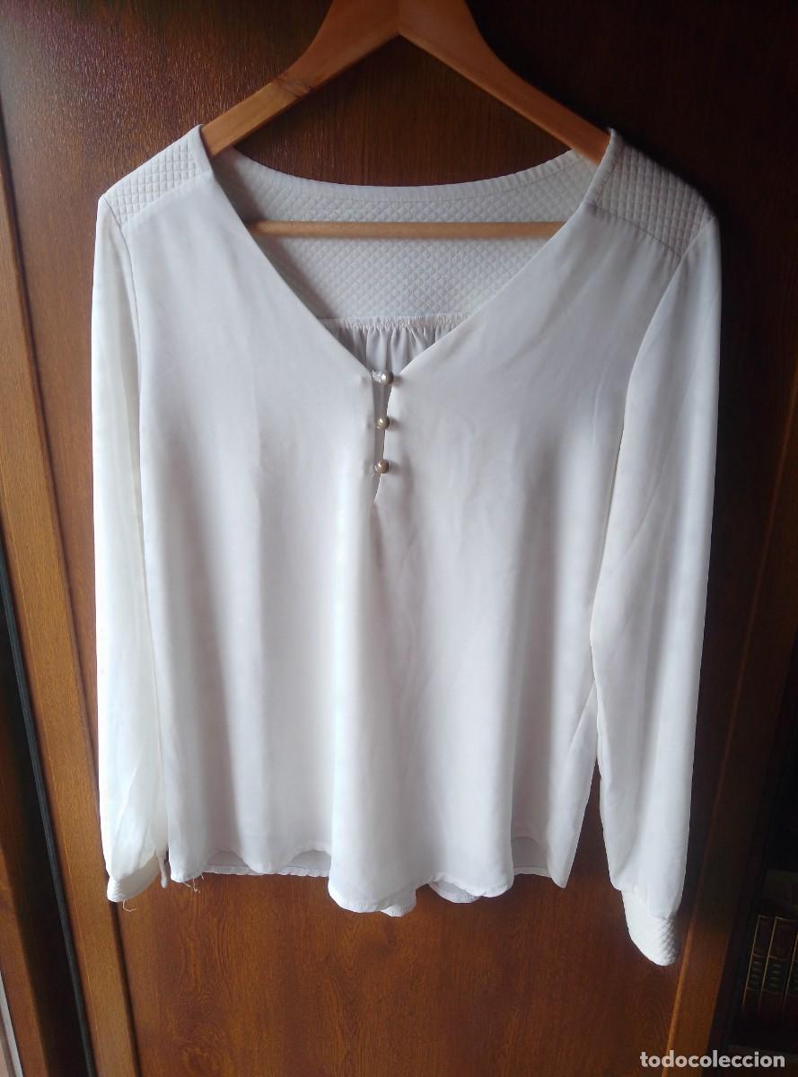 Segunda mano: Blusa blanca gasa de manga larga. Detalles de botones. Talla L