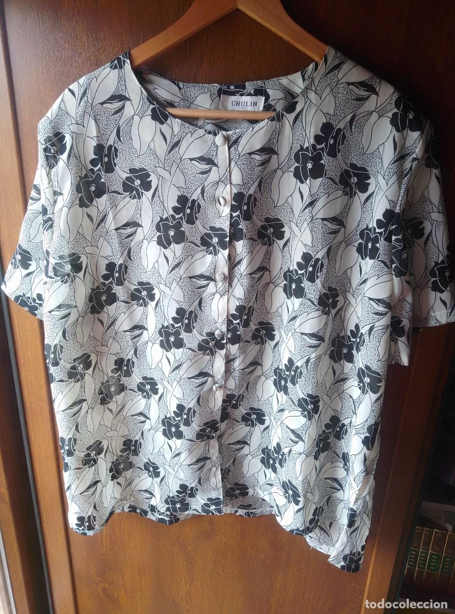 Segunda mano: Camisa blusa estampado floreado. Manga corta. Chulin. Talla L