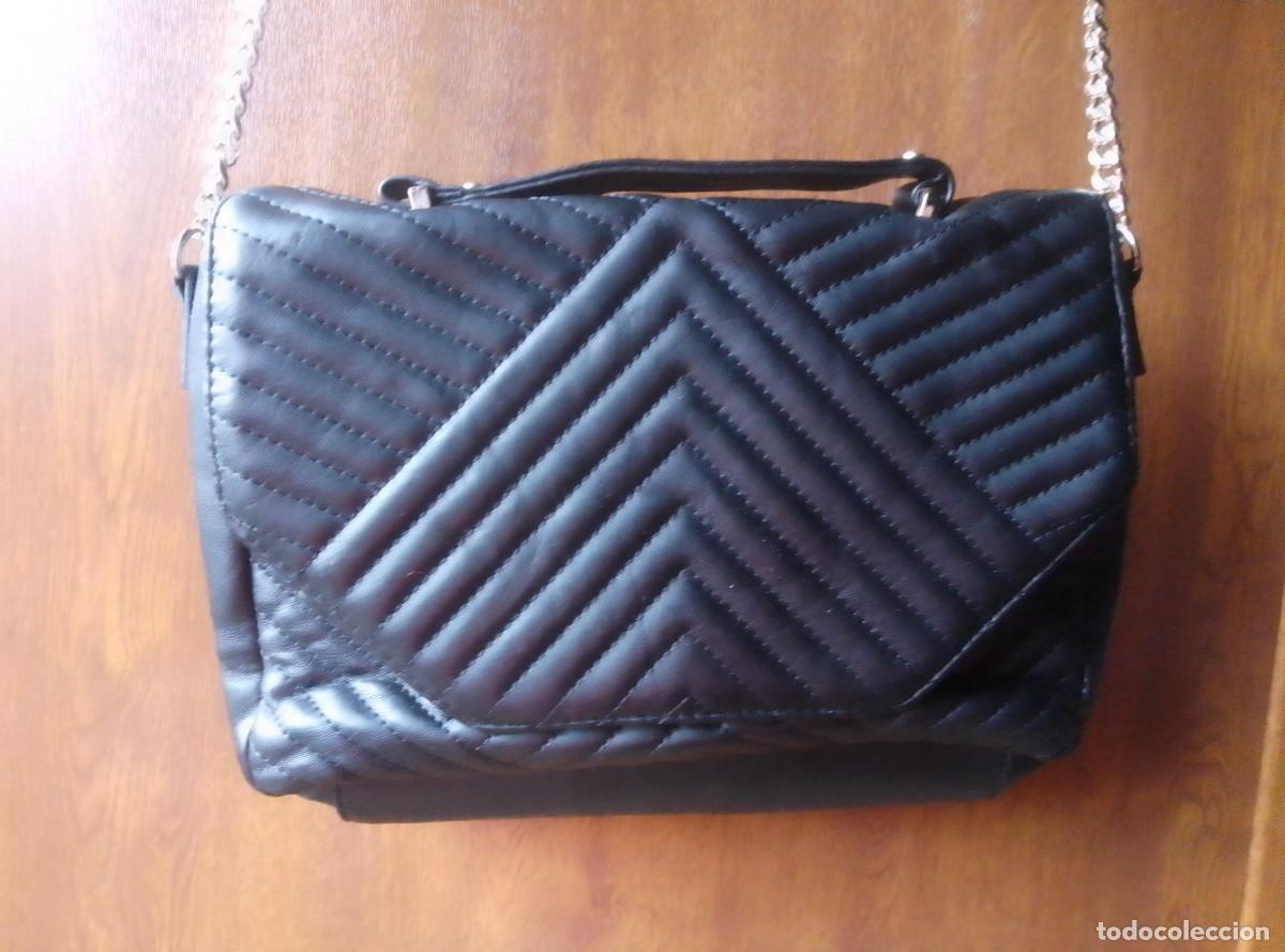 Segunda mano: Bolso bandolera de hombro o de mano. Acolchado negro, s&iacute;mil piel. Pimkie