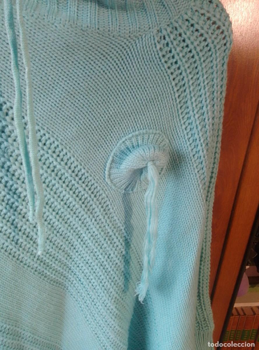 Segunda mano: Poncho de punto cuello ajustable con cord&oacute;n. Pu&ntilde;os. Turquesa - Foto 2