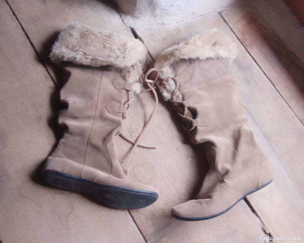 Segunda mano: Botas planas de ca&ntilde;a alta, ante y pelo sint&eacute;tico en el interior. Talla 38