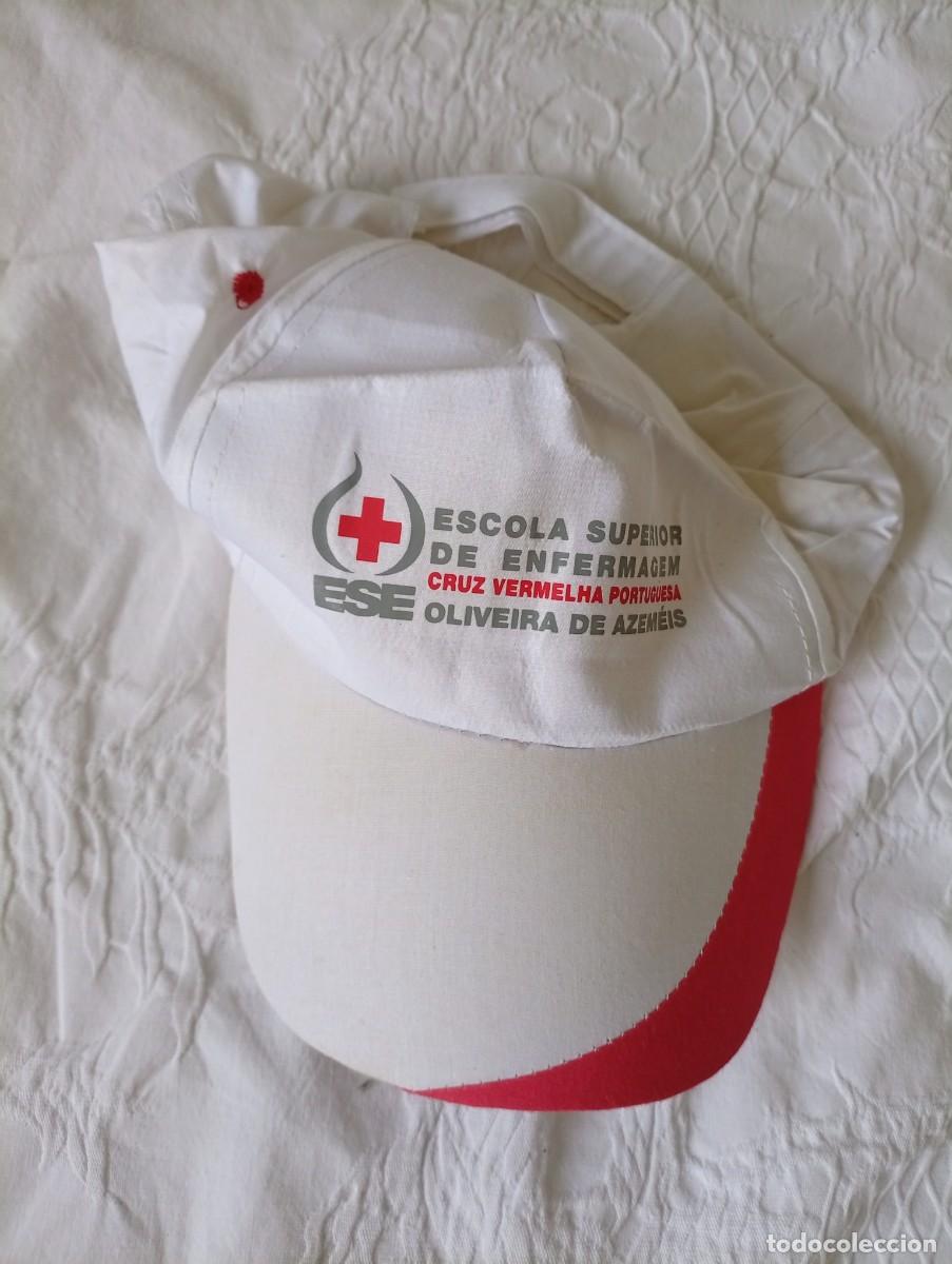Segunda mano: Rebu&ccedil;o o Gorra blanca y roja, perteneciente a la Escola Superior de Enfermagem Cruz Vermelha Portug