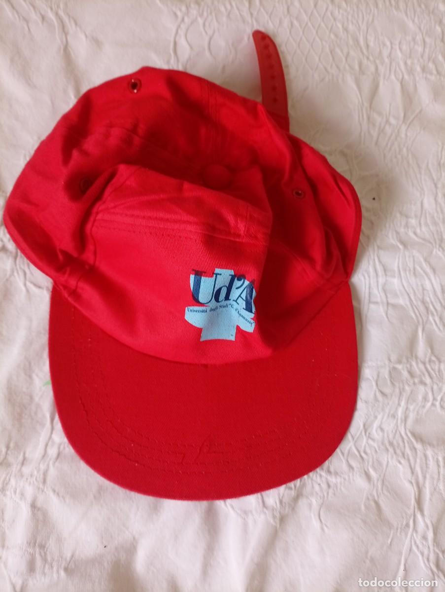 Segunda mano: Gorra de la Universita degli Studi G. d'Annunzi. - Dise&ntilde;o con logo de la universidad. - Cierre ajus