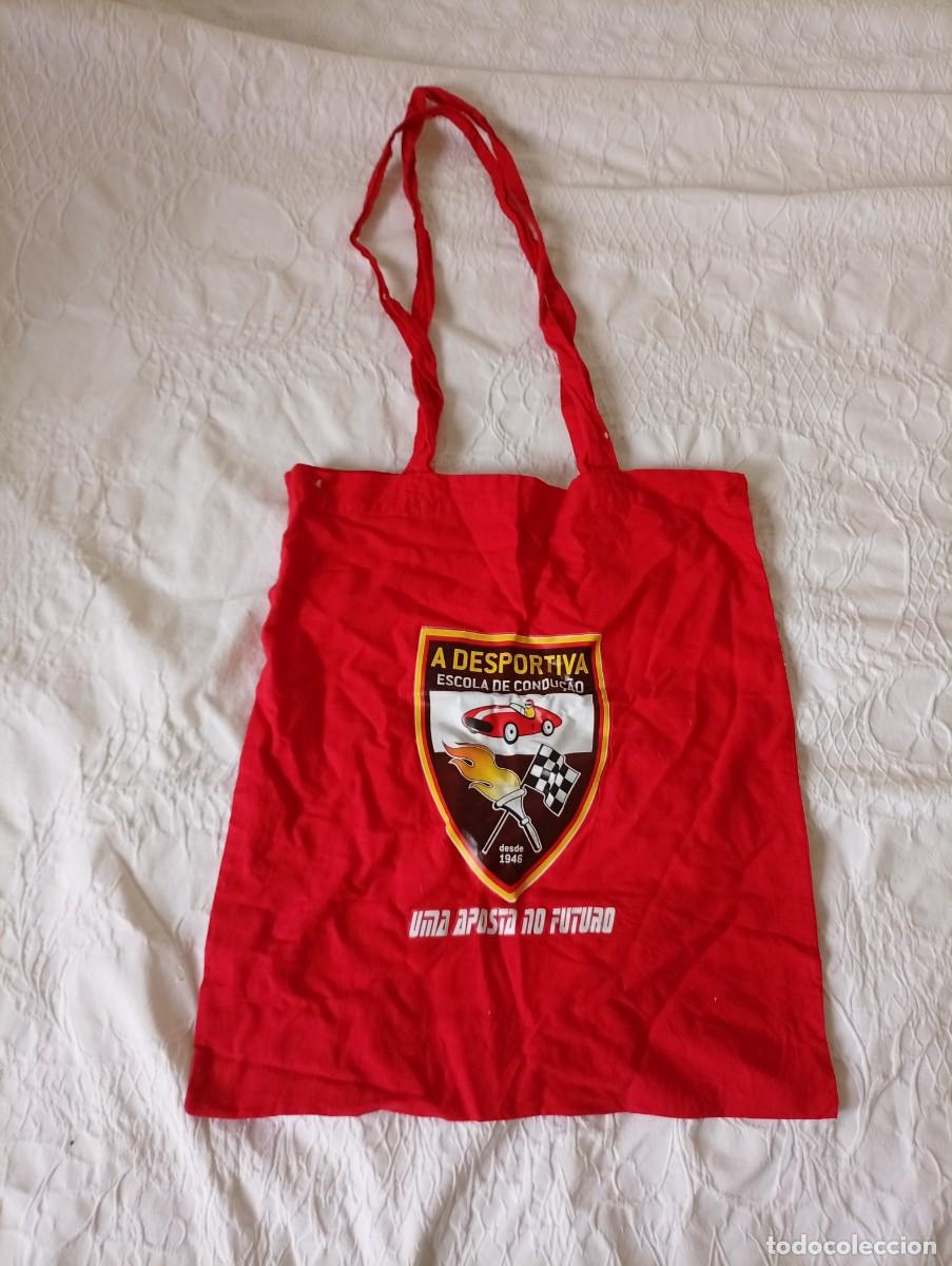 Segunda mano: Bolsa roja con lema A Desportiva Escola de Conducao. - Estampado frontal con coche de carreras y ban