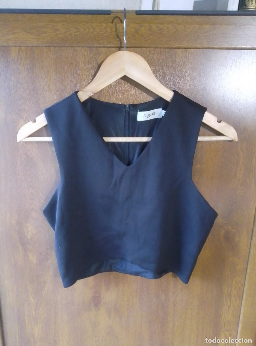 Segunda mano: Camiseta crop top negro cuello pico. F&oacute;rmula joven. Talla M