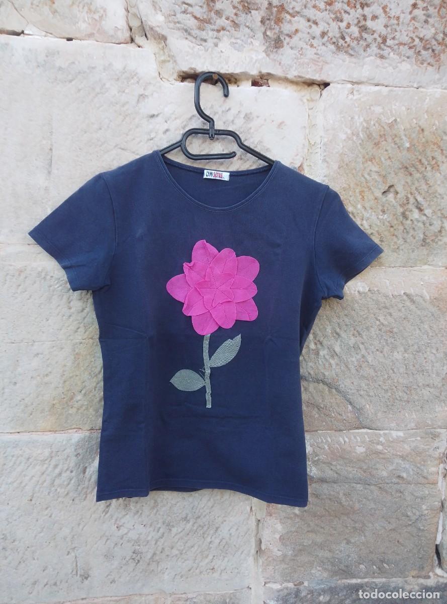 Segunda mano: Camiseta con flor cosida. Azul marino. Camisetas.