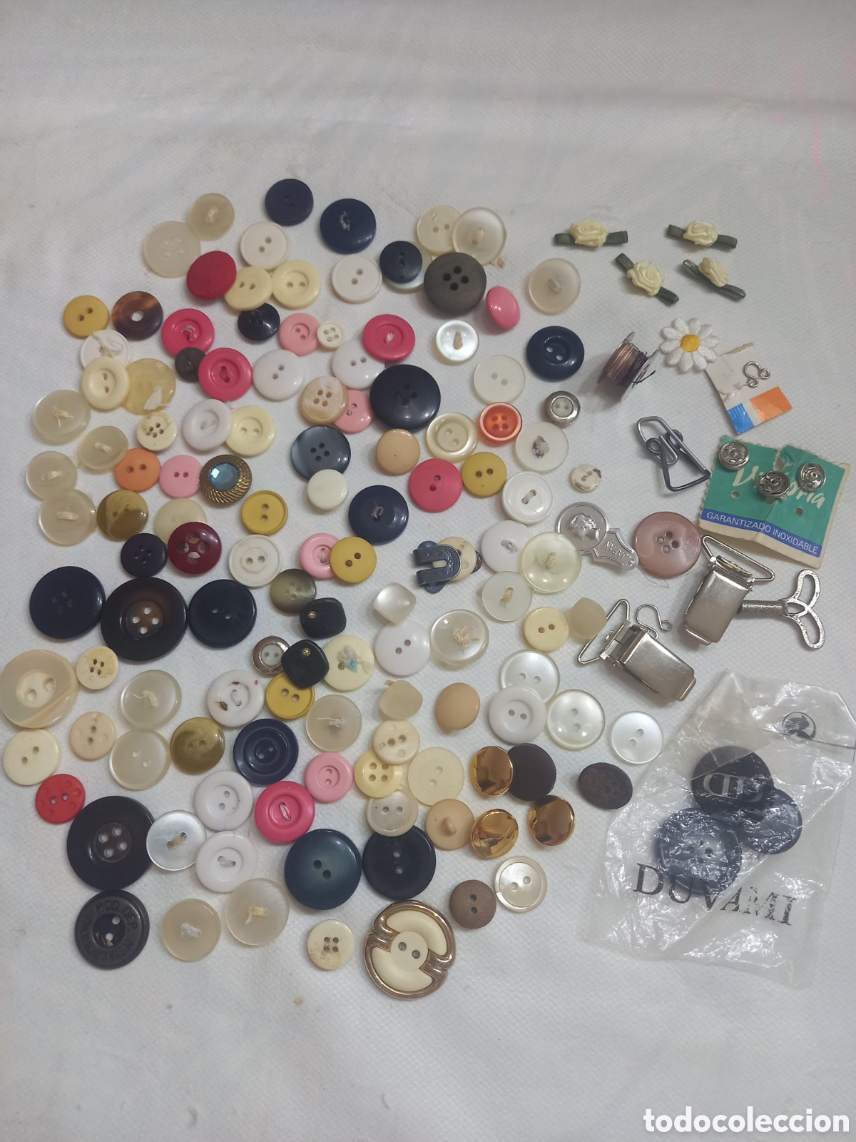 Segunda mano: Lote variado de botones y broches para costura y manualidades