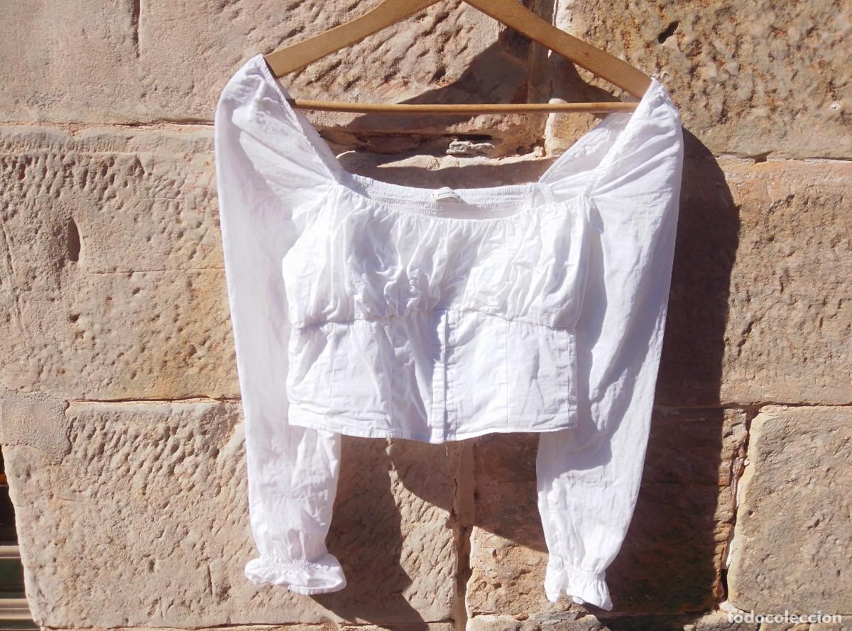 Segunda mano: Blusa, crop top blanco estilo rom&aacute;ntico. Medieval. Manga larga. Pimkie. Talla M