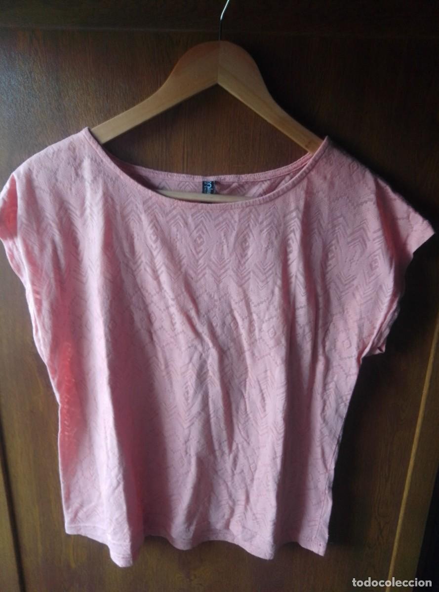 Second-Hand: Camiseta manga corta salm&oacute;n con dise&ntilde;os calados geom&eacute;tricos. Colours of the world. Talla S