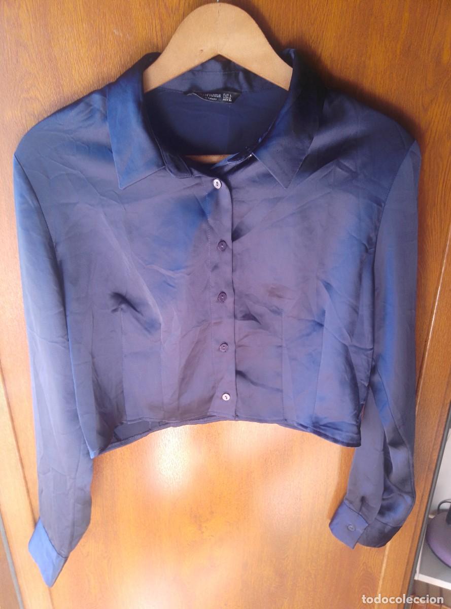 Second-Hand: Camisa blusa satinada cortita azul marino. Stradivarius. Talla L