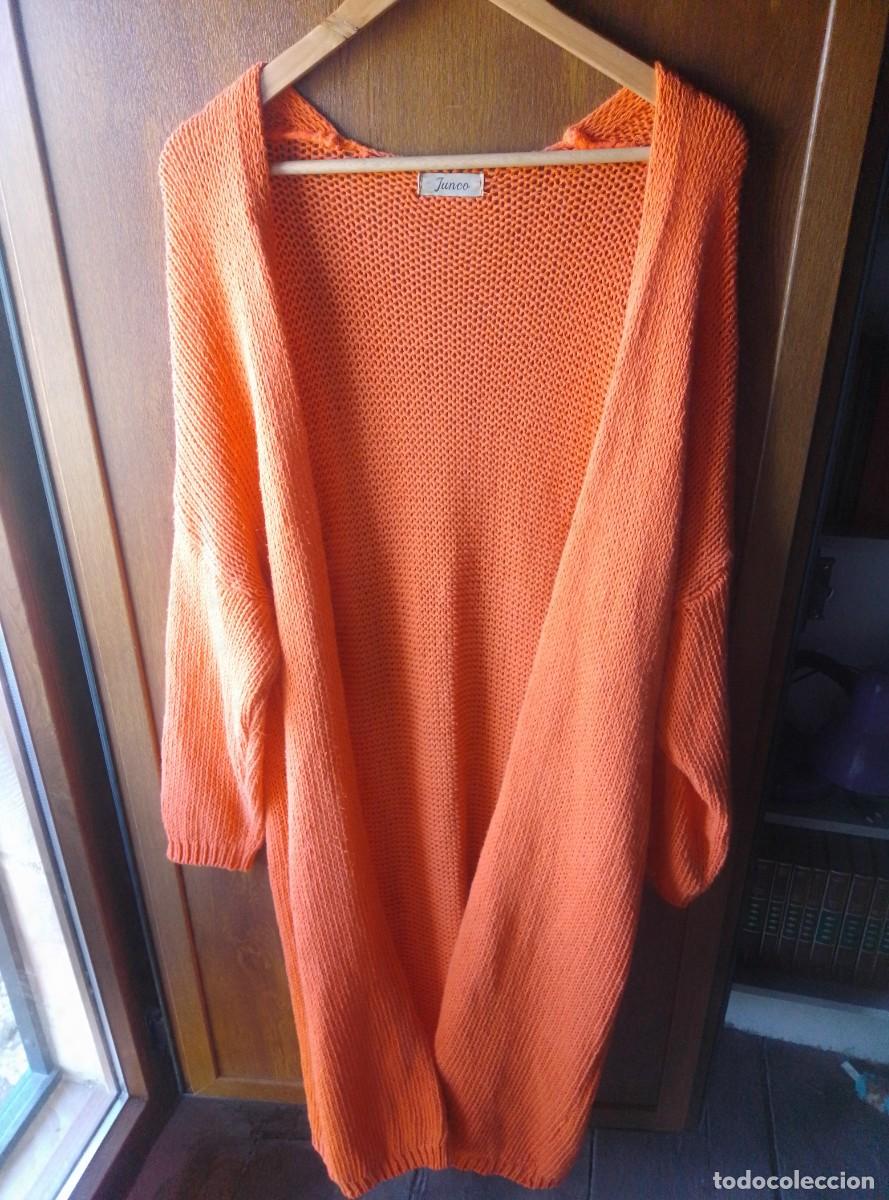 Segunda mano: Chaqueta larga de punto. C&aacute;rdigan naranja. Junco. Talla L