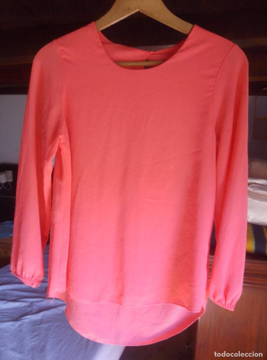 Segunda mano: Elegante blusa en color coral. Tejido tipo gasa. Talla L