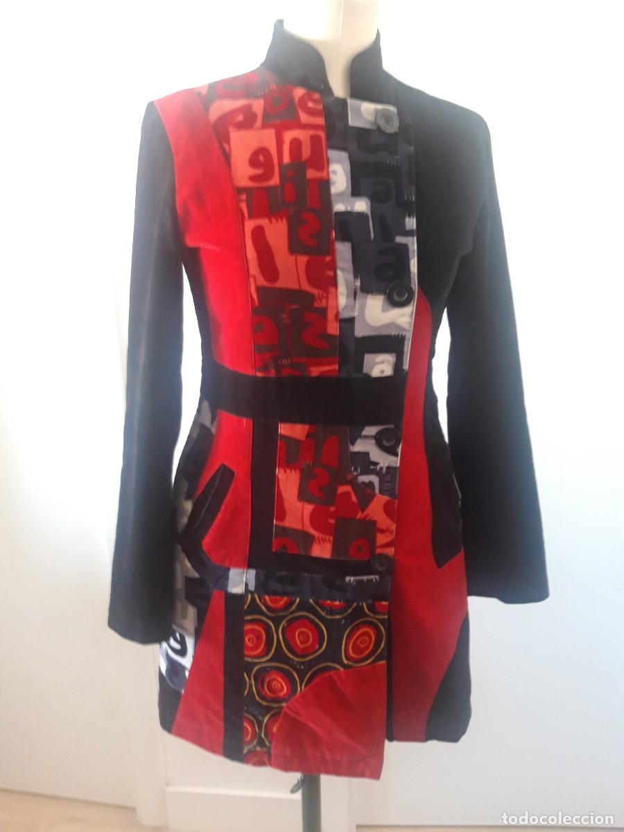 Segunda mano: Abrigo de terciopelo, Desigual, talla 40.