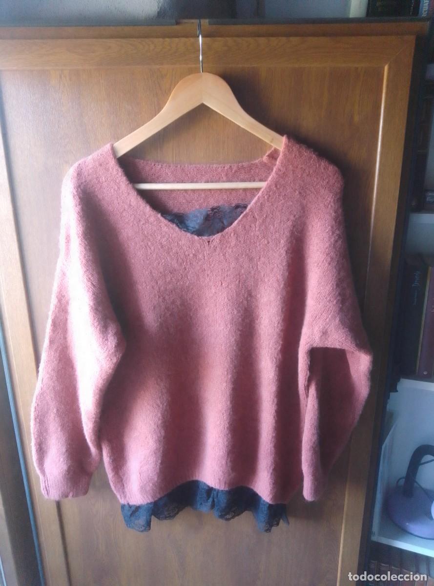 Segunda mano: Jersey de punto tono teja. Cuello en V y detalles de encaje. Talla L