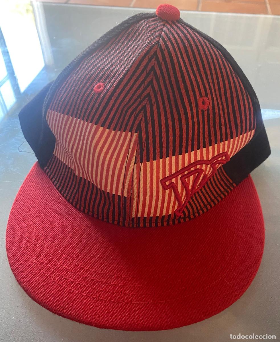 Segunda mano: Gorra juvenil. Marca DC. Dise&ntilde;o rojo, blanco y negro. Art&iacute;culo vintage, a&ntilde;os 2010. Muy buen estado.