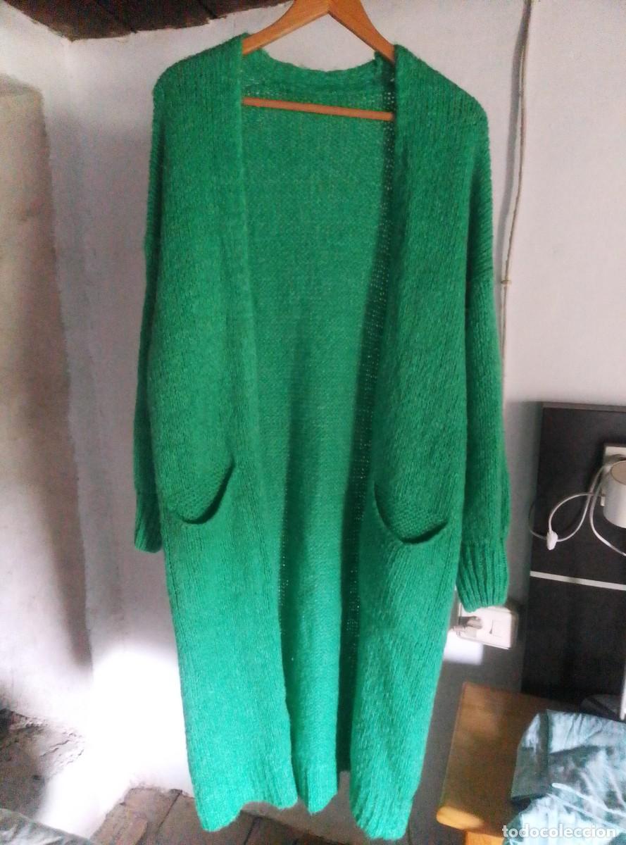 Segunda mano: Chaqueta punto larga verde. Dos bolsillos. Lana. Talla L aprox.