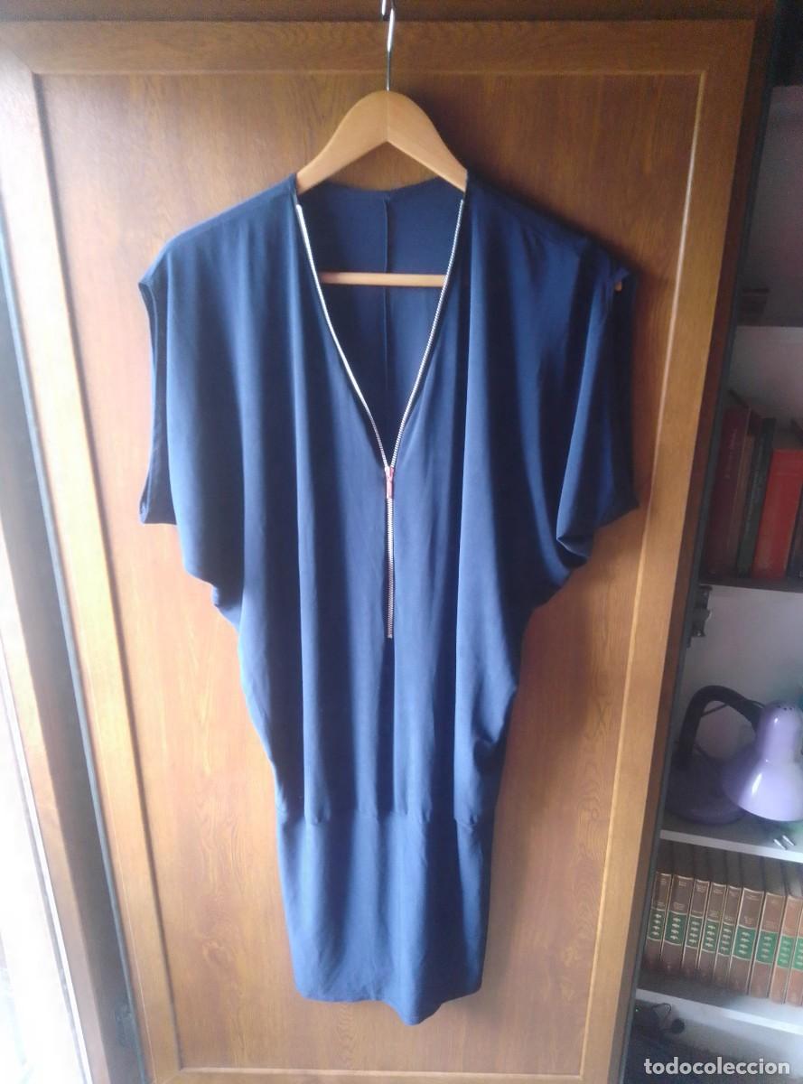 Segunda mano: Vestido fluido azul marino. Escote cremallera. Talla M
