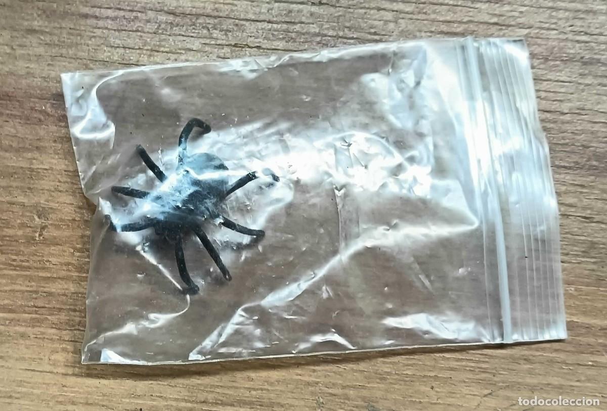 D'Occasion: ARA&Ntilde;A DE JUGUETE NEGRA PARA ASUSTAR - PL&Aacute;STICO - 6 X 4 X 2 CM - A&Ntilde;OS 90 - BROMAS Y HALLOWEEN - ARA&Ntilde;A