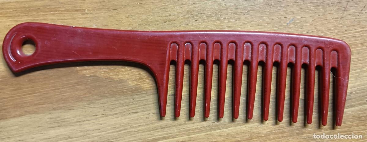 Segunda mano: PEINE JUMBO DE P&Uacute;AS ANCHAS &ndash; PL&Aacute;STICO ROJO &ndash; MANGO CON ORIFICIO &ndash; A&Ntilde;OS 90