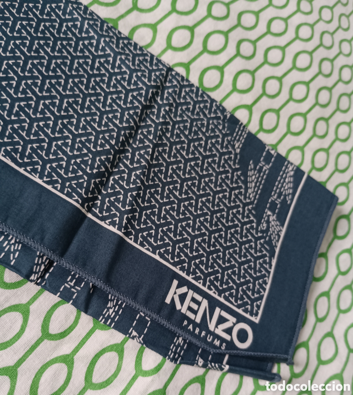 Segunda mano: Sin usar ⭐ Set original KENZO Parfums: pa&ntilde;uelo + caja estuche. Modelo BLUE FUROSHIKI, azul marino